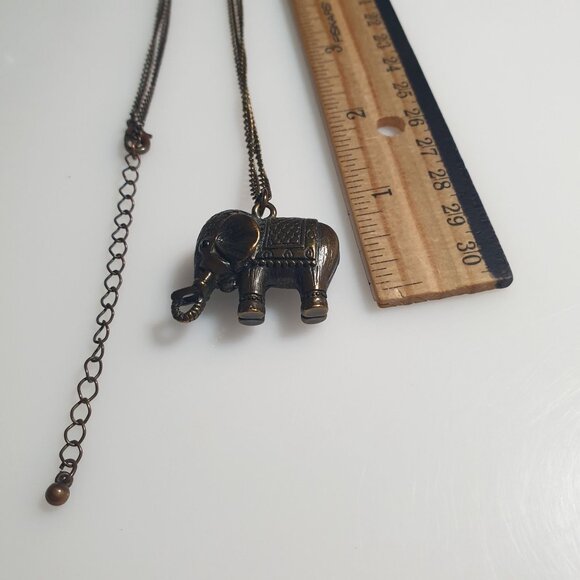 Vintage Brass Tone Elephant Pendant Necklace Lobster Claw Clasp Chain Jewelry - Picture 3 of 4